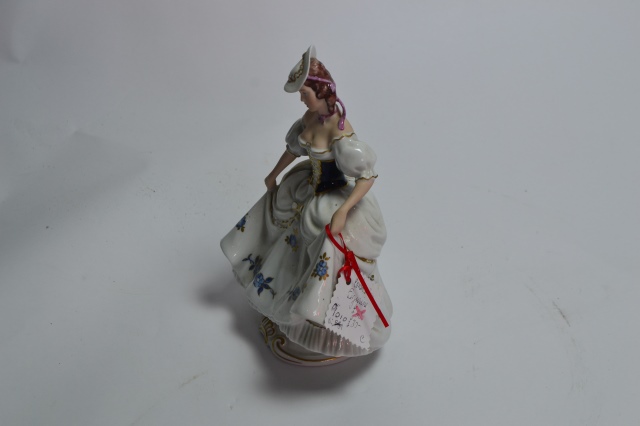 Discover our collection of continental lady figurines! Each piece offers unique details and true craftsmanship. Don't wait! Shop today for your perfect figurine.