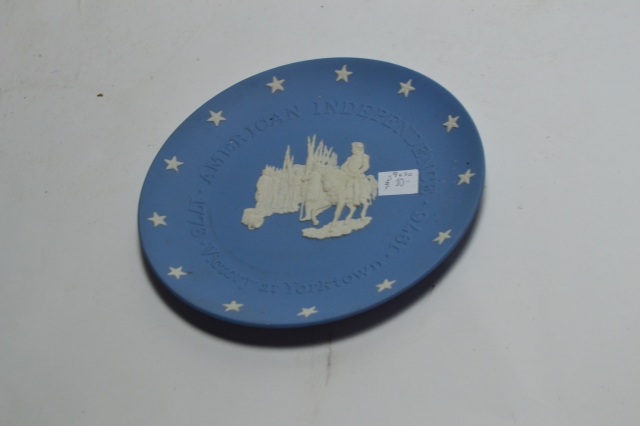 Discover our Wedgewood plate 'Victory at Yorktown'. A perfect marriage of history and craftsmanship. Get your limited edition today!