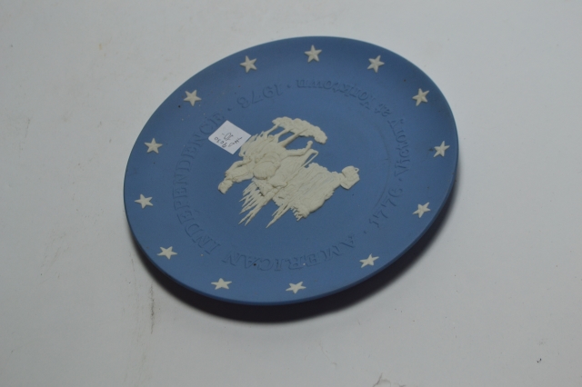 Discover our Wedgewood plate 'Victory at Yorktown'. A perfect marriage of history and craftsmanship. Get your limited edition today!