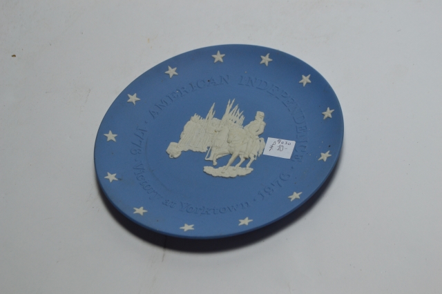 Discover our Wedgewood plate 'Victory at Yorktown'. A perfect marriage of history and craftsmanship. Get your limited edition today!