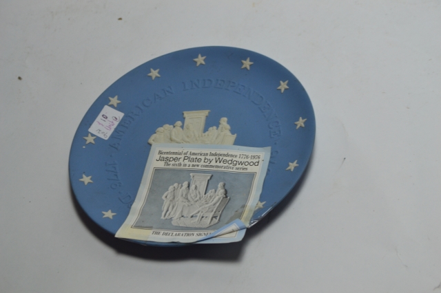 Discover our rare 'Declaration signed 1776' Wedgewood plates. High-quality and historically significant. Shop now to add timeless elegance to your collection!