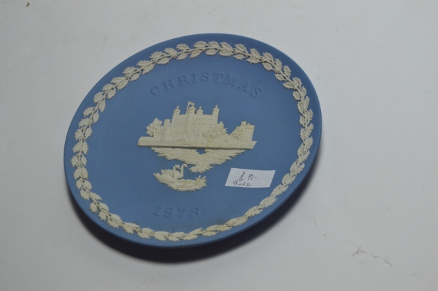 Explore our exquisite collection of Wedgewood plates, featuring the limited-edition 'Christmas 1973'. Savour the craftsmanship and make it yours today!