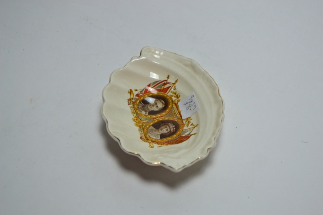 Explore our collection of small commemorative dishes featuring George VI. High-quality, authentic pieces. Order yours today for a piece of history in your home.