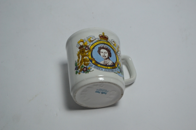 Shop our selection of collectible mugs! Celebrate with the Elizabeth II Silver Jubilee commemorative mug, with its expert detailing and high-quality finish. Don't wait, buy now!