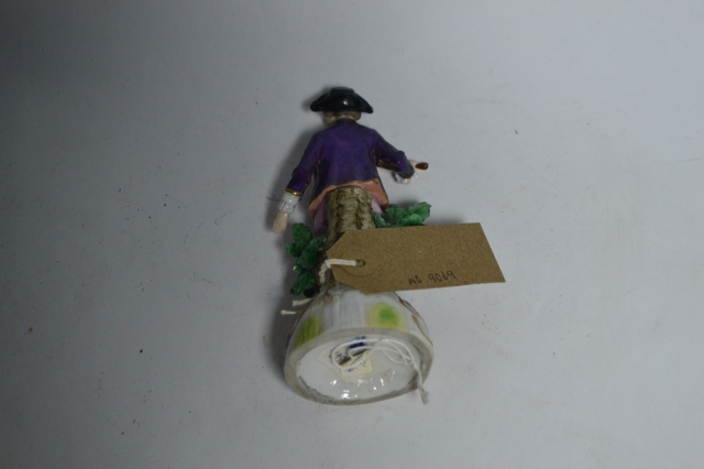 Explore our selection of Capo De Monte male figures. Uncover sublime craftsmanship in every 16cm piece. Act now, add richness to your collection today!