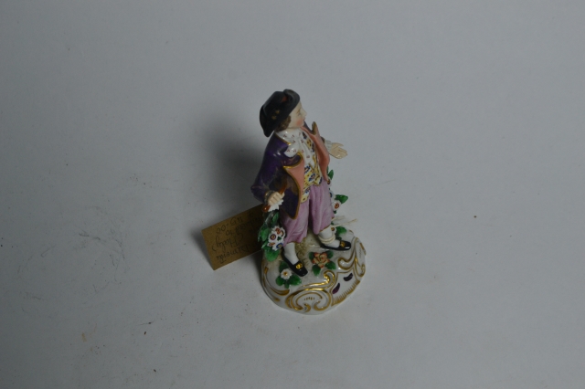 Explore our selection of Capo De Monte male figures. Uncover sublime craftsmanship in every 16cm piece. Act now, add richness to your collection today!