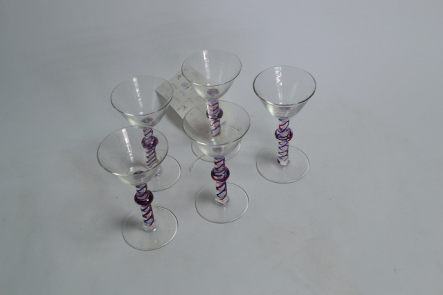 Discover exquisite Art Deco cocktail glasses. A perfect match for your aesthetic taste. Limited stock! Order now to enhance your cocktail experience.