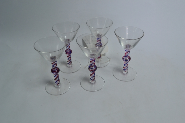 Discover exquisite Art Deco cocktail glasses. A perfect match for your aesthetic taste. Limited stock! Order now to enhance your cocktail experience.