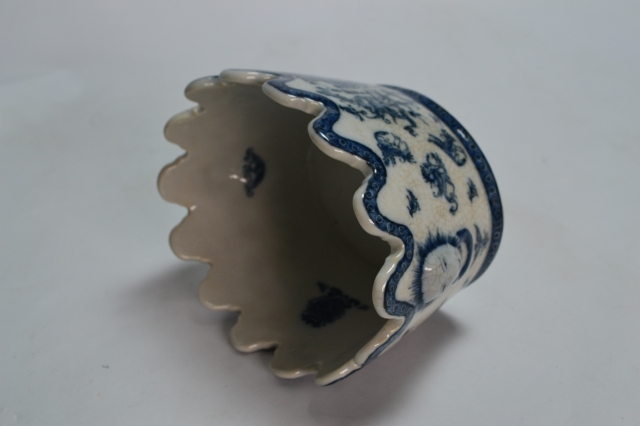 Discover our collection of small Chinese montieths. Perfect for your home's decor or a unique gift. Explore now and find the perfect fit for your style. Shop today!