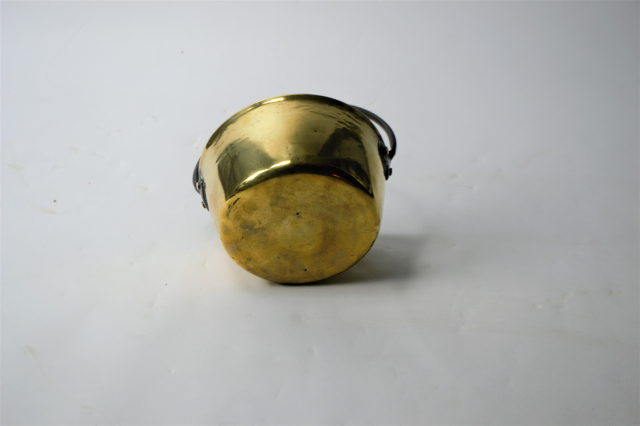 Shop our excellent range of Brass Pans. Taste the difference with our 18.5cm diameter pan - perfect for all your cooking needs. Order yours today!