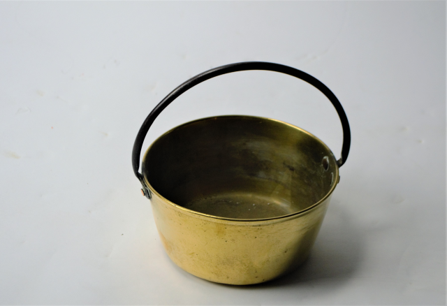 Shop our excellent range of Brass Pans. Taste the difference with our 18.5cm diameter pan - perfect for all your cooking needs. Order yours today!