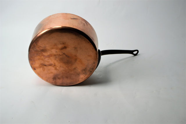 Discover our 11inch in diameter Copper Saucepans! Ideal for precise cooking. Experience excellent heat distribution today. Shop now to upgrade your kitchen!