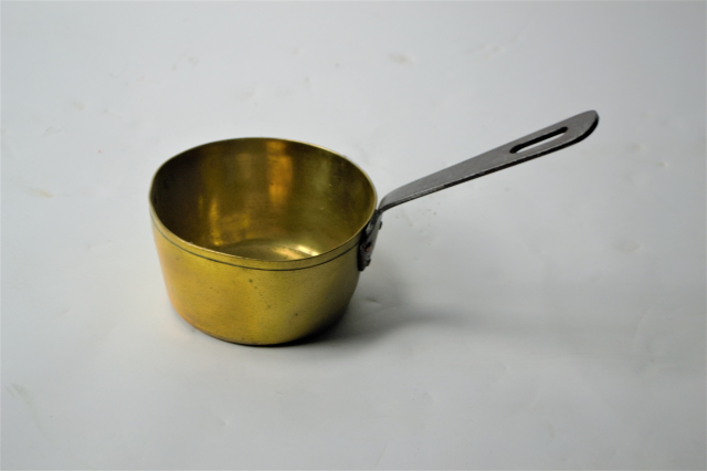 Shop our small brass pans with long handles - perfect for easy cooking. Enhance your kitchen experience! Find price & specs here. Order yours now!