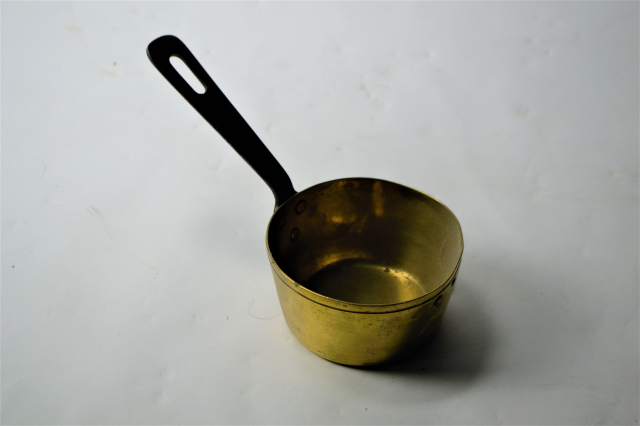 Shop our small brass pans with long handles - perfect for easy cooking. Enhance your kitchen experience! Find price & specs here. Order yours now!