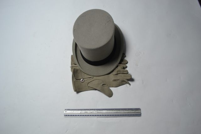 Изучите нашу новейшую коллекцию серых топ-шляп Ascot от Moss Brothers с перчатками, идеально подходящих для любого торжественного мероприятия. Выберите свой размер 6 7/8 сегодня и произведите неизгладимое впечатление!