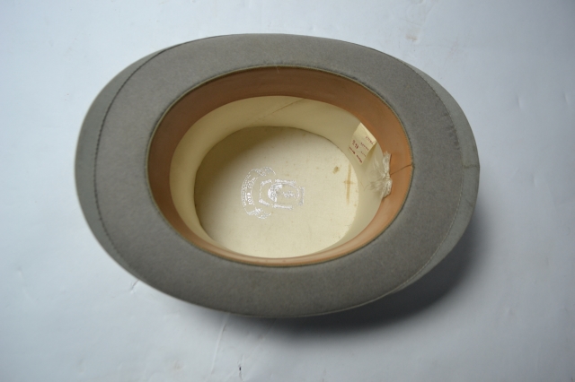 Изучите нашу новейшую коллекцию серых топ-шляп Ascot от Moss Brothers с перчатками, идеально подходящих для любого торжественного мероприятия. Выберите свой размер 6 7/8 сегодня и произведите неизгладимое впечатление!