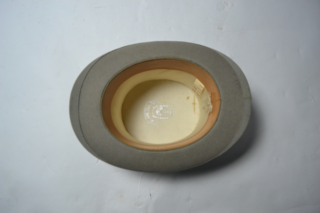 Изучите нашу новейшую коллекцию серых топ-шляп Ascot от Moss Brothers с перчатками, идеально подходящих для любого торжественного мероприятия. Выберите свой размер 6 7/8 сегодня и произведите неизгладимое впечатление!