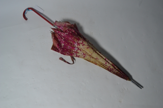 Discover our unique selection of vintage red umbrellas. Top-notch quality, various designs. Shop now and add a classic touch to your style.