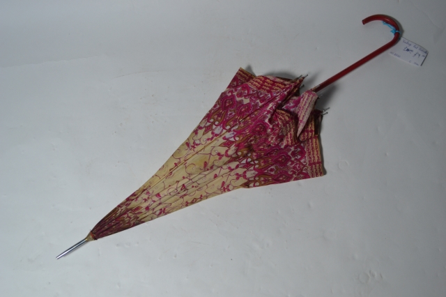 Discover our unique selection of vintage red umbrellas. Top-notch quality, various designs. Shop now and add a classic touch to your style.