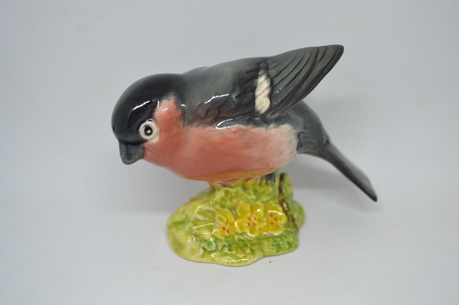 Discover the exquisite craftsmanship of our Beswick England bird figures. Measuring 6cm high, it's a perfect addition to any collection. Shop now to add charm to your space!