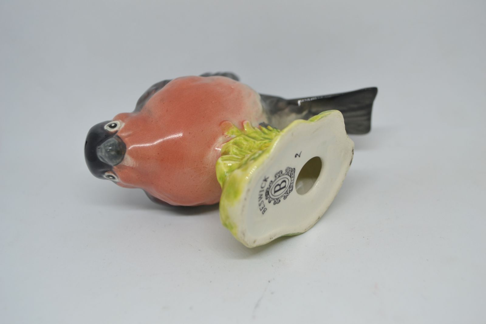 Discover the exquisite craftsmanship of our Beswick England bird figures. Measuring 6cm high, it's a perfect addition to any collection. Shop now to add charm to your space!