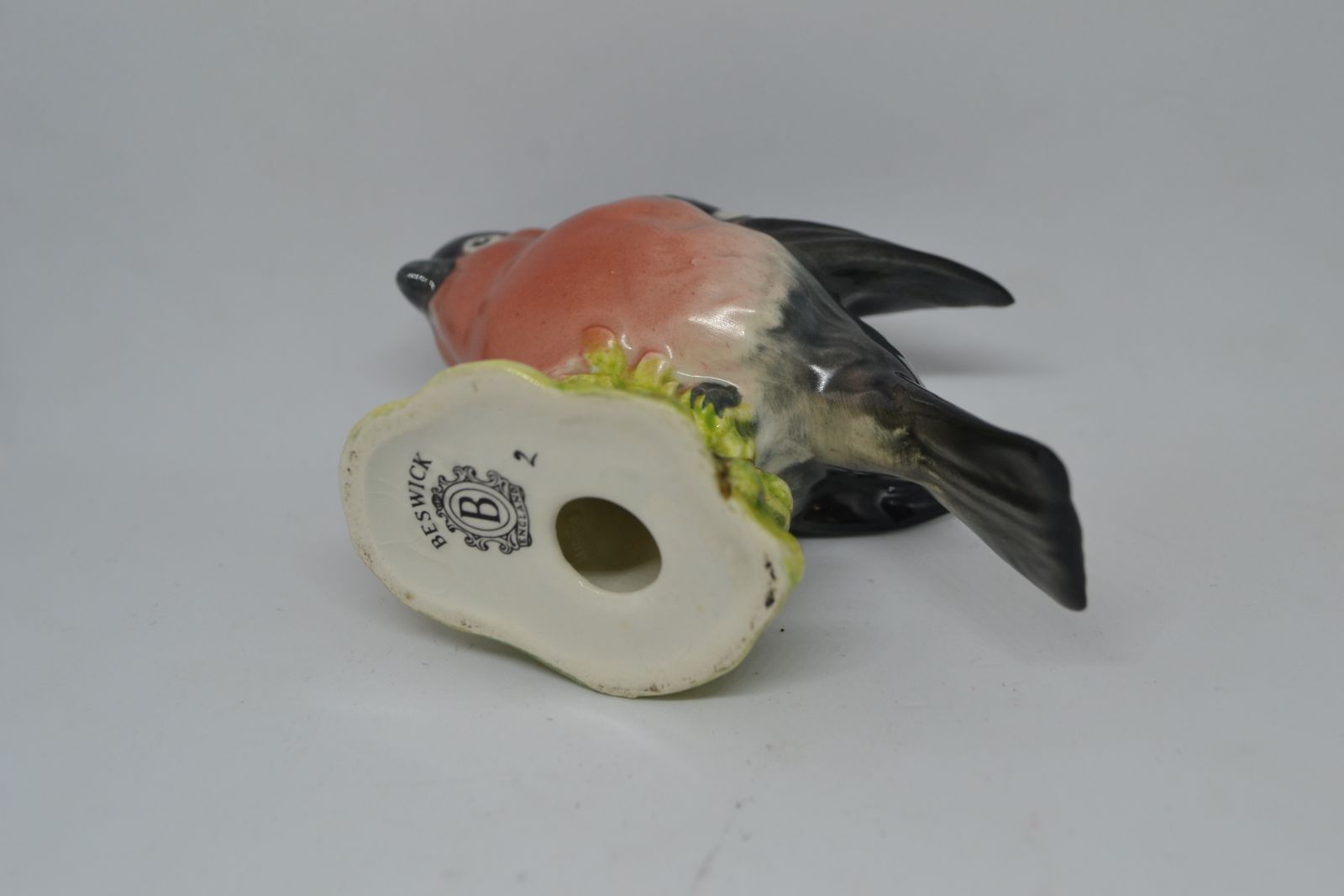 Discover the exquisite craftsmanship of our Beswick England bird figures. Measuring 6cm high, it's a perfect addition to any collection. Shop now to add charm to your space!