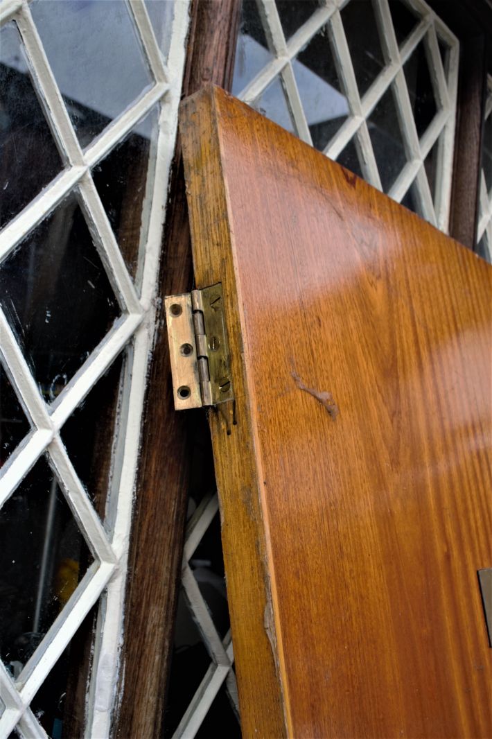 Explore our diverse range of large oak office doors with sapele reverse. Perfect for any office interior. Shop now and upgrade your space with a door sized 195cm x 84cm.